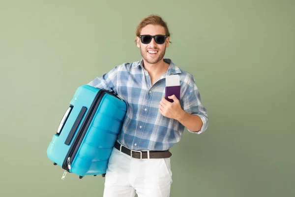 Jovem turista com bagagem sobre fundo de cor — Fotografia de Stock