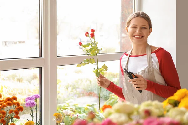 Florist making beautiful bouquet in shop — Stock Photo, Image