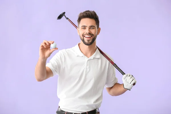 Bonito golfista masculino no fundo de cor — Fotografia de Stock