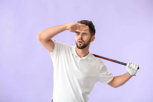 Guapo golfista masculino sobre fondo de color — Foto de Stock