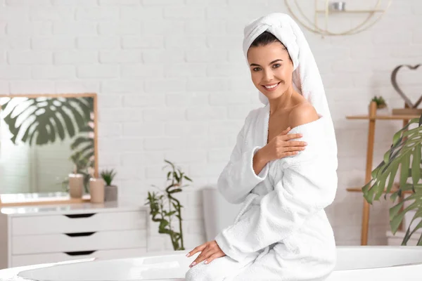 Mulher bonita depois de tomar banho em casa — Fotografia de Stock