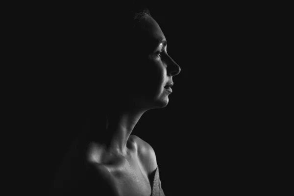 Σιλουέτα της όμορφης νεαρής γυναίκας σε σκούρο φόντο — Φωτογραφία Αρχείου