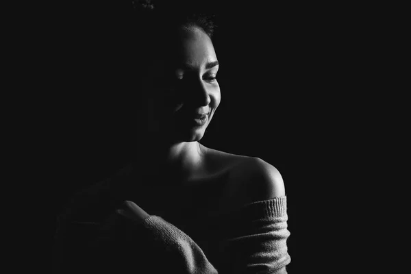 Silhouette di bella giovane donna su sfondo scuro — Foto Stock