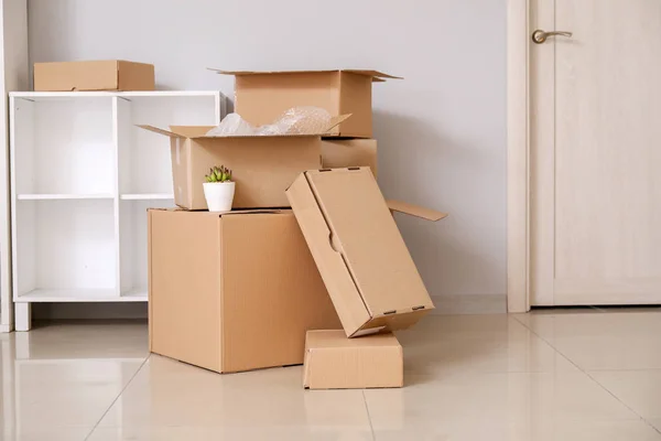 Cardboard boxes with belongings in new flat on moving day — Stock Photo, Image