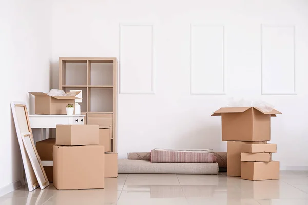 Boîtes en carton avec effets personnels et mobilier dans un appartement neuf le jour du déménagement — Photo