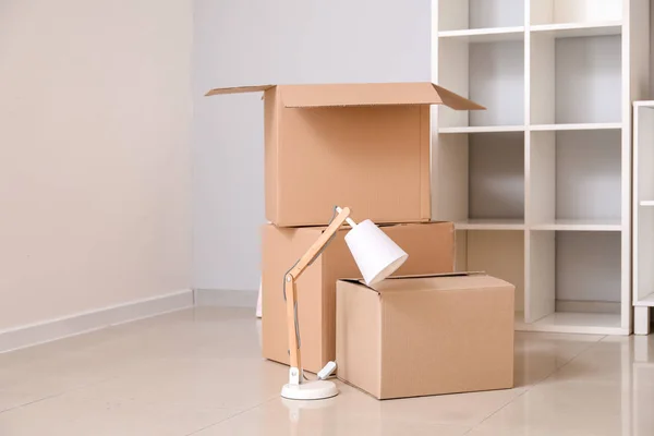 Картонные коробки с вещами в новой квартире в день переезда — стоковое фото