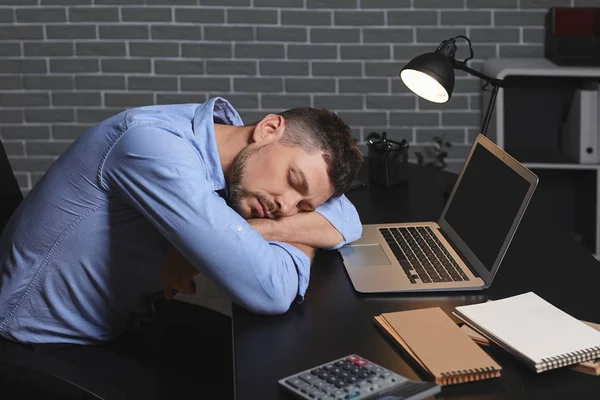 Dormire uomo in ufficio di notte — Foto Stock