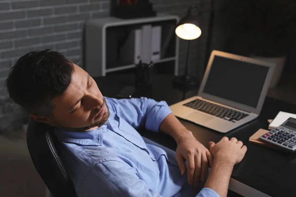Сплячий чоловік в офісі вночі — стокове фото