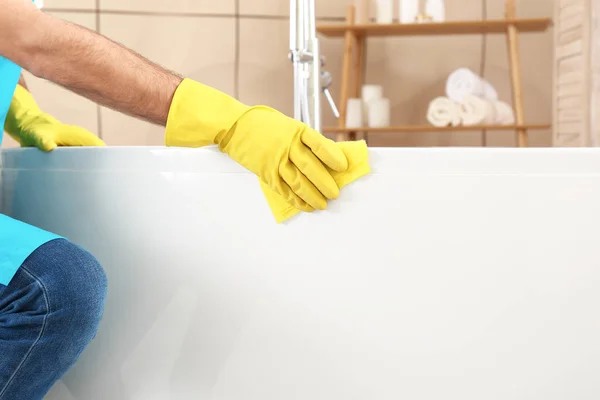 Muž školník dělá úklid v koupelně — Stock fotografie