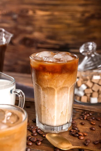 Copo de café frio saboroso na mesa de madeira — Fotografia de Stock