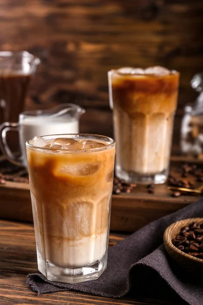 Склянка смачної холодної кави на дерев'яному столі — стокове фото