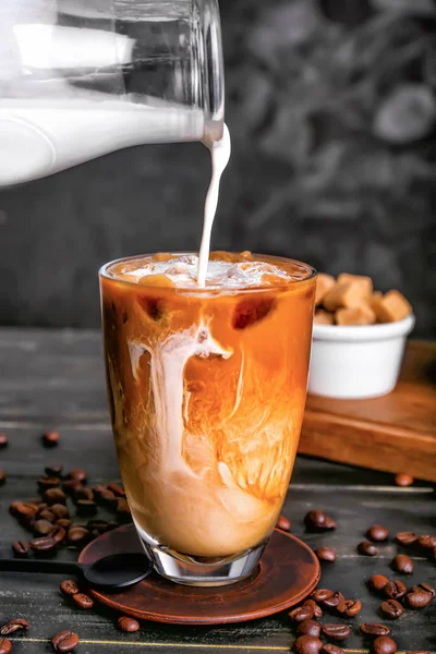 Приготування холодної кави на темному фоні — стокове фото