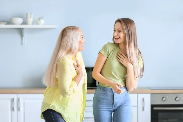 Felnőtt nő és felnőtt lánya együtt a konyhában — Stock Fotó