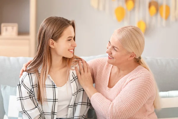 Starší žena a její dospělá dcera tráví čas spolu doma — Stock fotografie