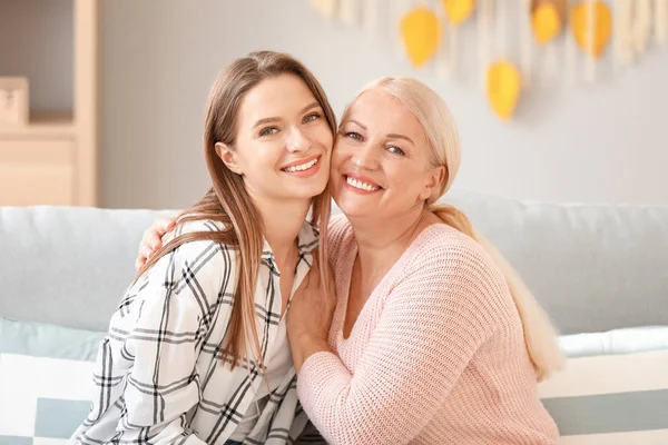 Mature woman and her adult daughter spending time together at home — Stock Photo, Image