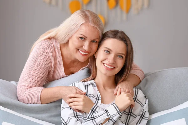 Mature woman and her adult daughter spending time together at home — Stock Photo, Image
