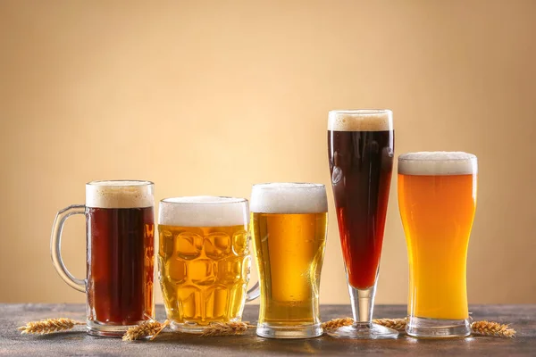 Gläser mit verschiedenen leckeren Bieren auf dem Tisch — Stockfoto