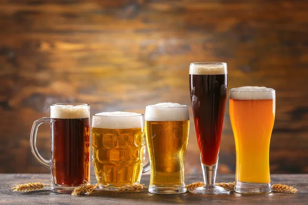 Bril van verschillende smakelijke biersoorten op tafel — Stockfoto