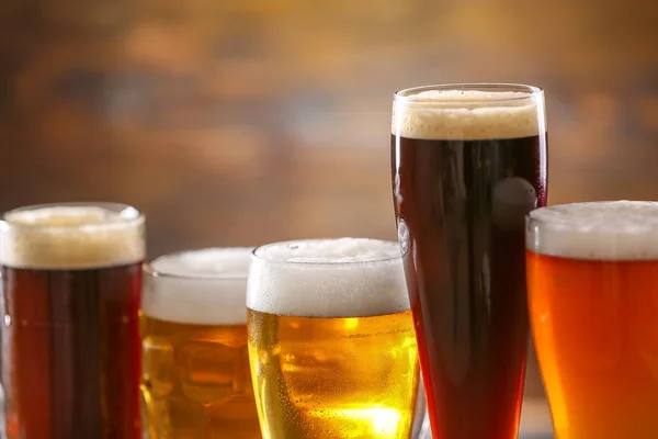 Окуляри різного смачного пива на розмитому фоні — стокове фото