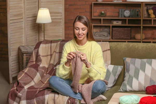 Young woman knitting warm scarf at home — Stock Photo, Image