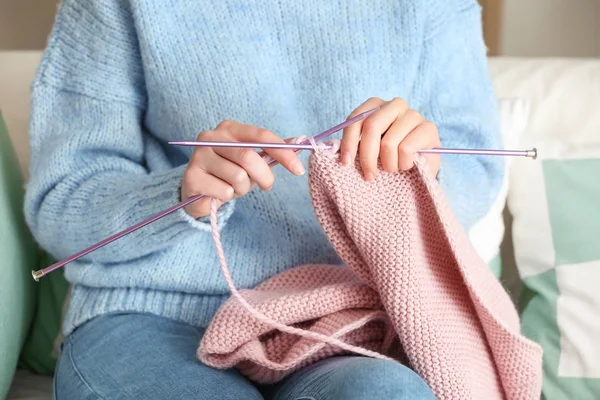 Jovem mulher tricô camisola quente em casa, close-up — Fotografia de Stock