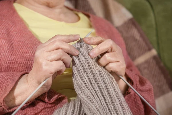 Senior kvinna stickning varm halsduk hemma, närbild — Stockfoto