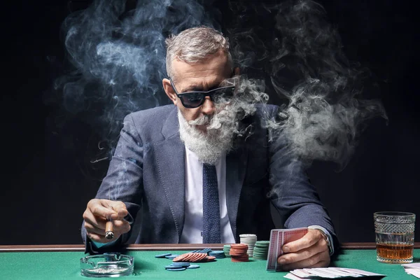 Homem de negócios maduro jogando no casino — Fotografia de Stock