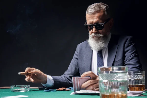 Зрілий бізнесмен грає в казино — стокове фото