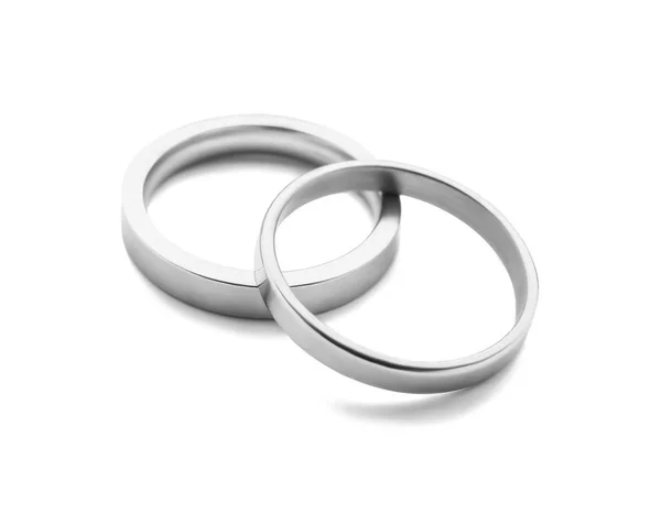 Par de anillos de boda sobre fondo blanco —  Fotos de Stock