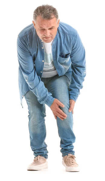 Uomo maturo che soffre di dolore al ginocchio su sfondo bianco — Foto Stock