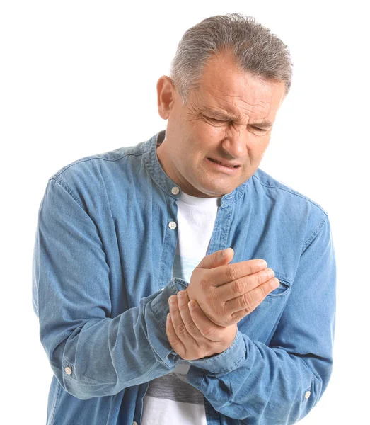 Homem maduro que sofre de dor no pulso sobre fundo branco — Fotografia de Stock