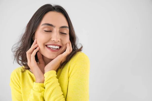 Mulher bonita com dentes saudáveis no fundo claro — Fotografia de Stock