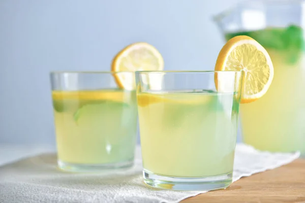 Glasses of tasty lemonade on table — Stock Photo, Image