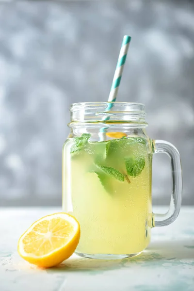 Chutná zdravá limonáda ve sklenici na stole — Stock fotografie