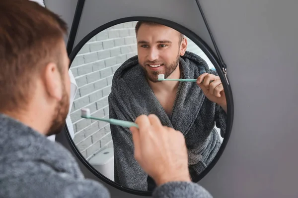 Jóképű férfi fogat mos a fürdőszobában — Stock Fotó