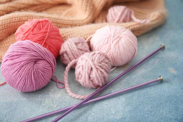 Knitting yarn and needles on color background — Stock Photo, Image
