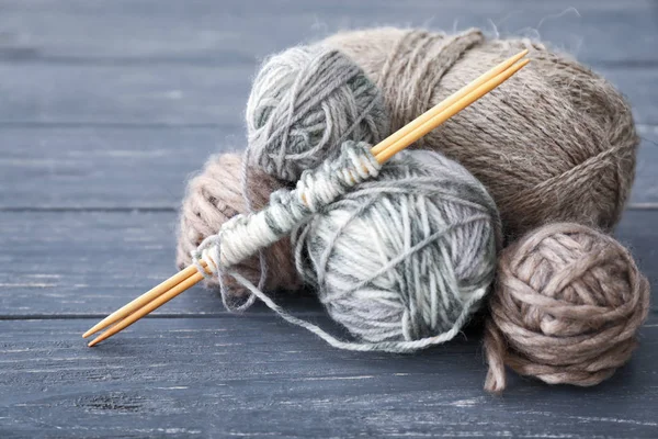 Knitting yarn and needles on wooden table — Stock Photo, Image