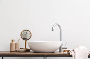 Banyo lavabosunun yanında aksesuarları olan vücut bakım ürünleri.