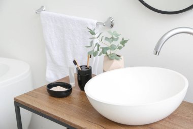 Banyo lavabosunun yanında diş fırçasıyla vücut bakımı kozmetiği.