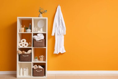 Vücut bakımı kozmetik ürünleri ve banyodaki aksesuarlar.