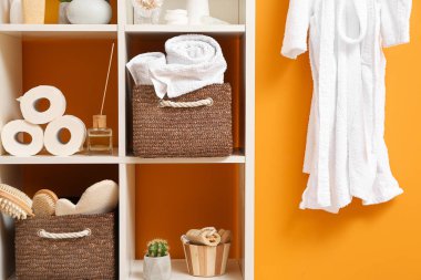 Vücut bakımı kozmetik ürünleri ve banyodaki aksesuarlar.