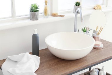 Vücut bakımı kozmetik ürünleri, aksesuarlar, lavabo ve banyo.