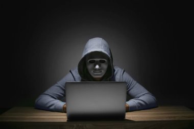 Masada dizüstü bilgisayar kullanan profesyonel bir hacker.
