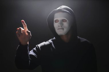 Koyu arkaplanda sanal ekran kullanan profesyonel hacker