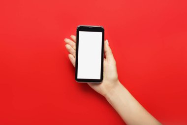 Renkli arka planda modern cep telefonlu bir kadın.