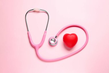 Modern steteskop ve arka planda kırmızı kalp
