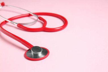 Renk arkaplanı üzerine modern steteskop