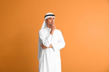 Renk geçmişi olan yakışıklı bir Arap.