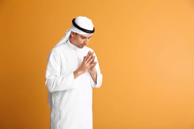 Arkaplanda dua eden yakışıklı bir Arap.