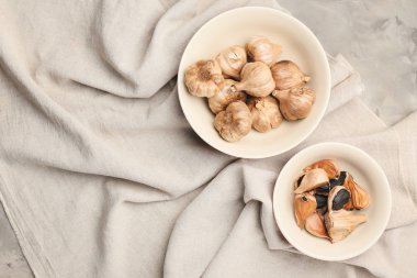 Masada siyah sarımsaklı tabaklar.